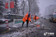 致敬环卫工作者！是他们温暖了雪中的潍坊