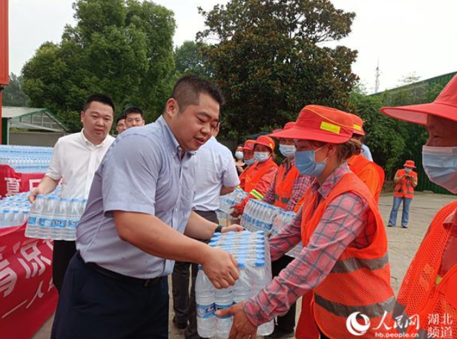 暖心！爱心企业向一线环卫工人赠送防暑降温物品