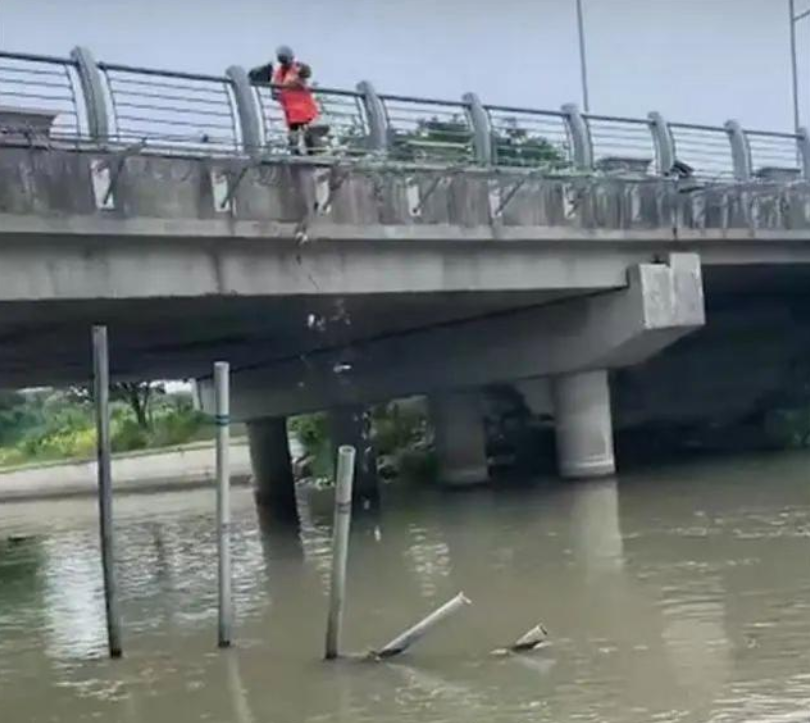 常州西太湖景区环卫工将垃圾直接倒入湖中，回应：已辞退