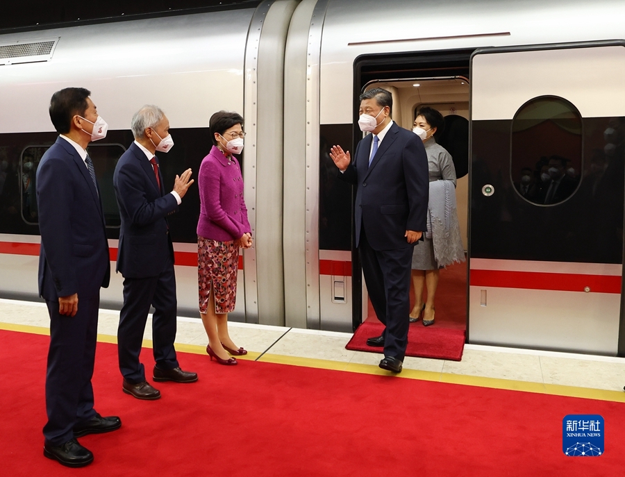 出席庆祝香港回归祖国25周年大会暨香港特别行政区第六届政府就职典礼并对香港进行视察 习近平抵达香港 香港特别行政区行政长官林郑月娥等前往高铁西九龙站迎接