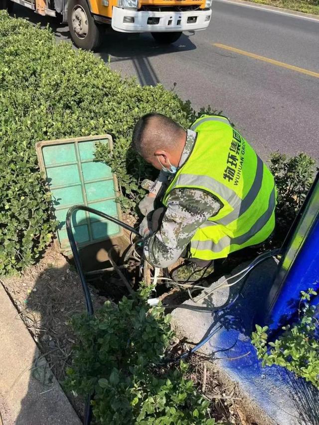 中秋节环卫工人坚守城市保洁一线