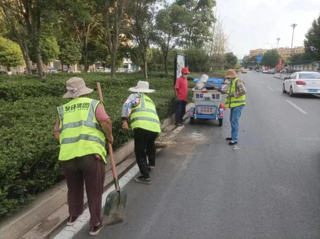 中秋节环卫工人坚守城市保洁一线