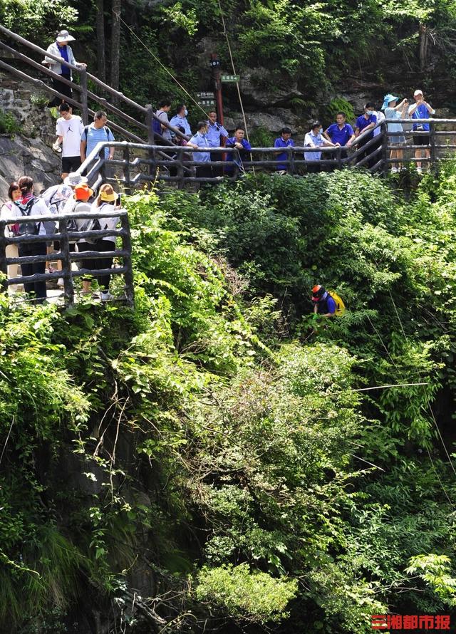 巅峰之境·悬崖之上丨悬崖环卫工：一根绳索走峭壁，最美风景献游客