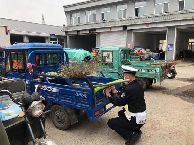 七进宣传｜哈尔滨交警走进城管局为环卫工人送头盔，倡导安全从“头”开始