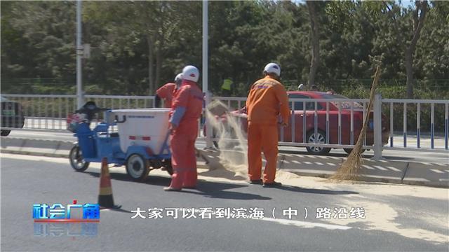 风急流沙飞，环卫工人紧急清运流沙近60吨