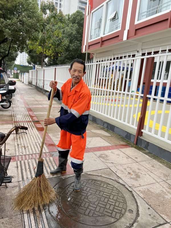 拿枪能立功，拿扫帚也能救人！帮忙救援落水女子的环卫工找到啦！