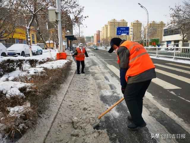 昌吉市环卫工人全力清雪保障道路畅通