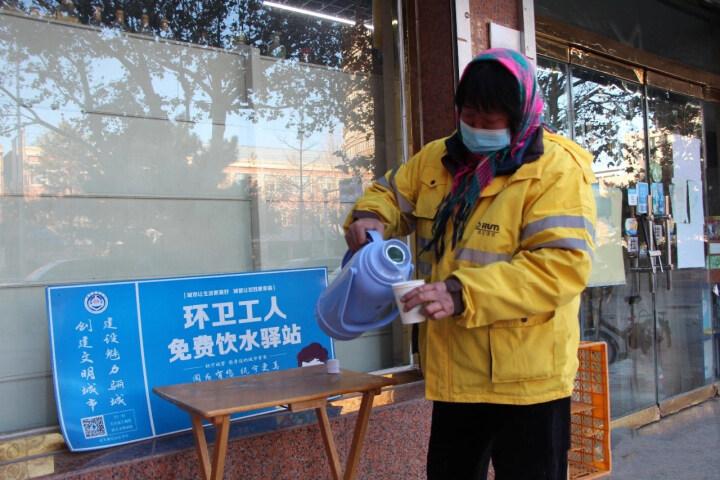 “浅冬生寒意 微光暖人心” 抚宁区城管局为一线环卫工人发放保暖御寒物资