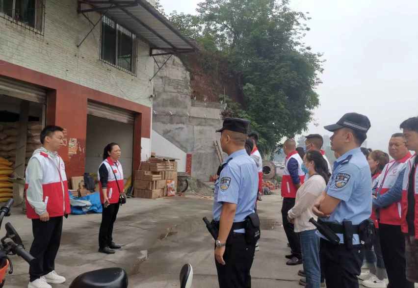 民建镇联合多部门开展环境卫生专项整治行动