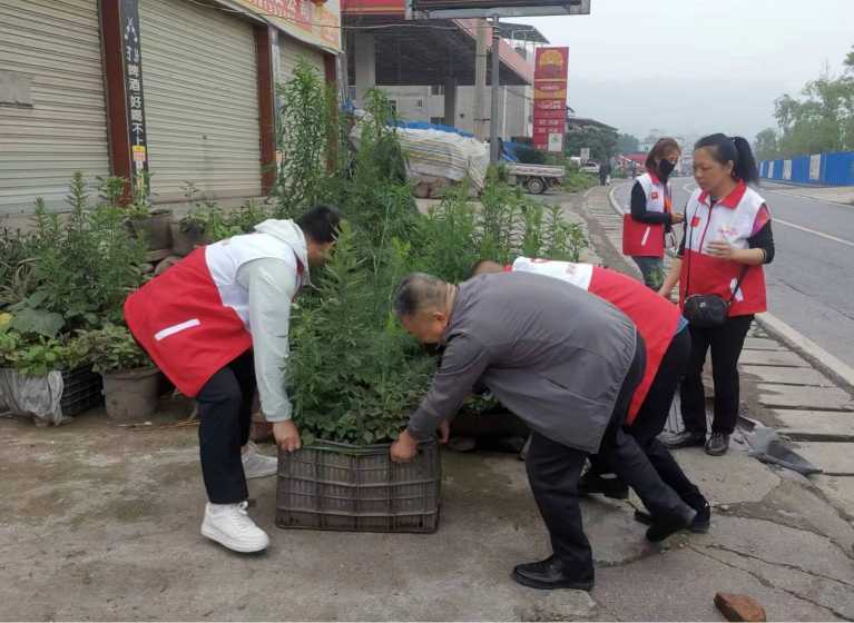 民建镇联合多部门开展环境卫生专项整治行动