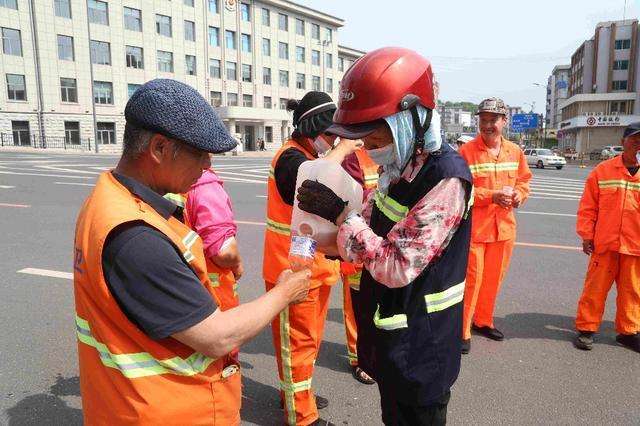 高温下的关怀，辽源300余名环卫工人收到“清凉大礼包”