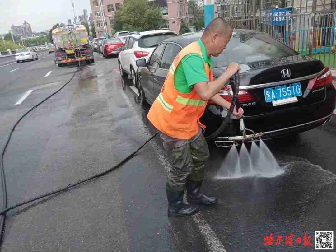 环卫工下雨天洗马路，多此一举？其实很必要且事半功倍！