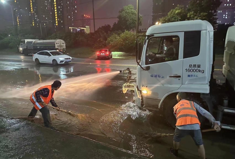 临渭环卫：风雨“守夜人” 清淤保畅通