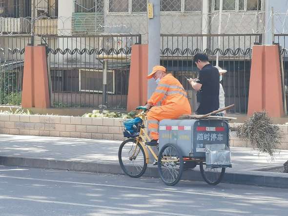 北京持续多日发布高温橙色预警，观察：环卫工人的户外作业状况怎样？