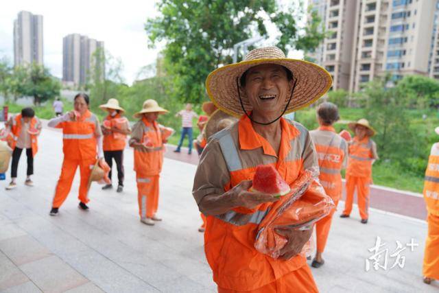 “为环卫工定制夏季工服”小事，是城市管理的大事