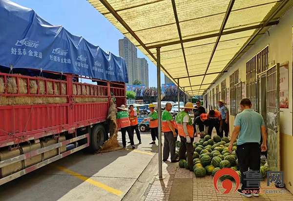 酷暑炎夏即墨环卫工人收到特别礼物 临沂货车司机赠15000多斤西瓜