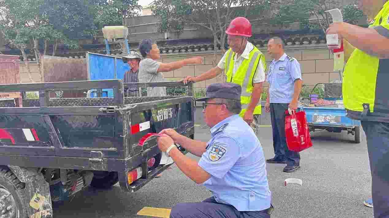 泰兴交警为城市“美容师”吹响“交通安全哨”