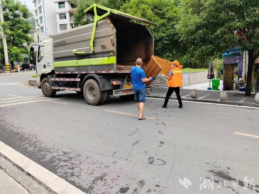 环卫精细化管理让鹤峰更有“颜”