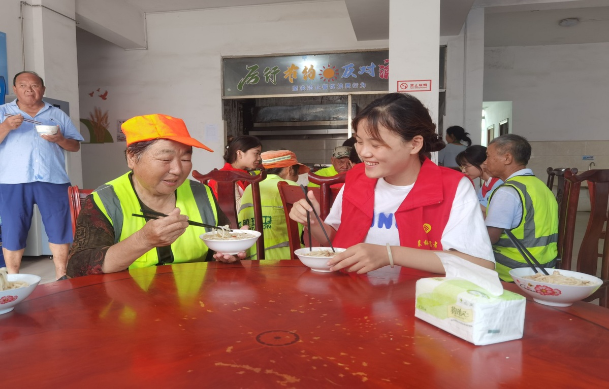 万年县裴梅镇：情系环卫工 粉香瓜甜传真情