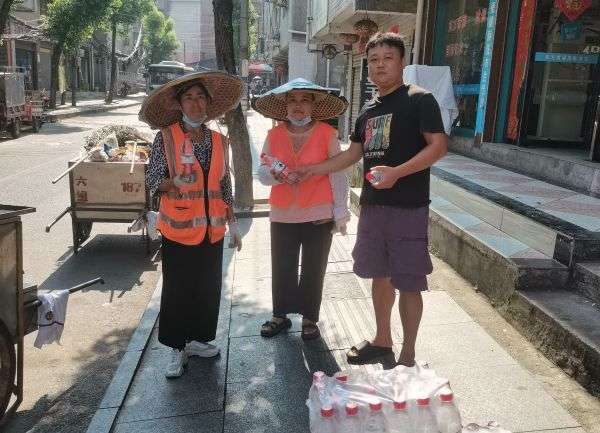 道辛苦 致敬意 沅陵县为一线环卫工人送“温暖”