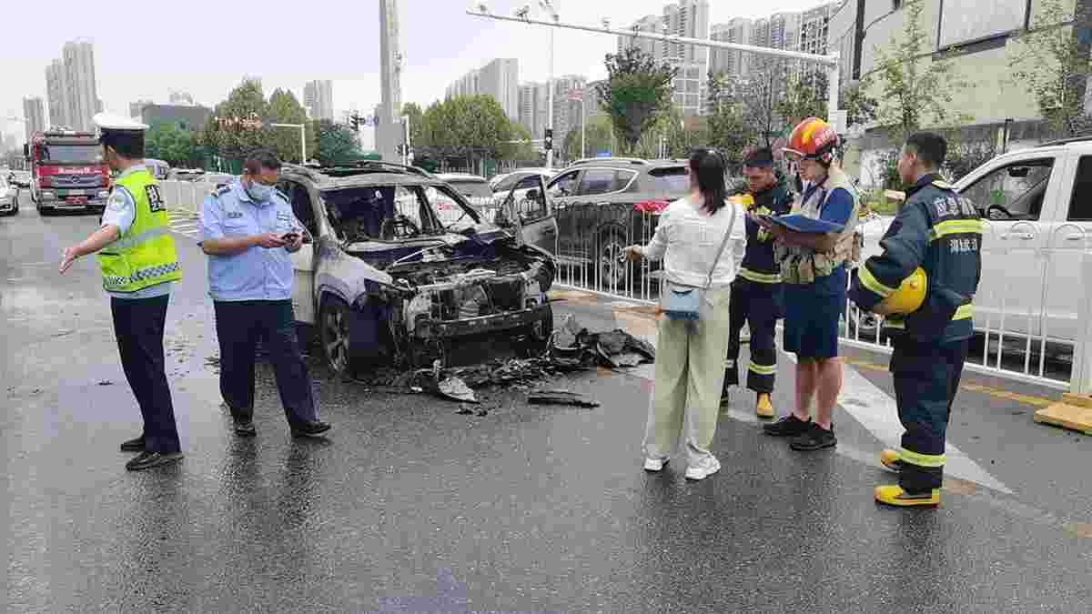 私家车街头突然自燃 武汉东西湖将军路街环卫洒水车赶来救援