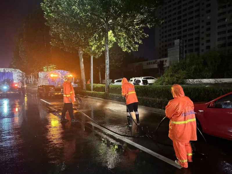 寿光环卫集团：连夜清理雨后积水 迅速恢复环境卫生水平