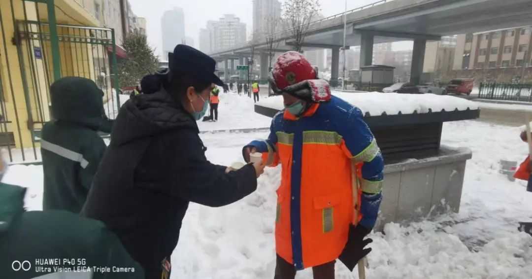 风雪中，地铁车站请环卫工人进站喝杯热水