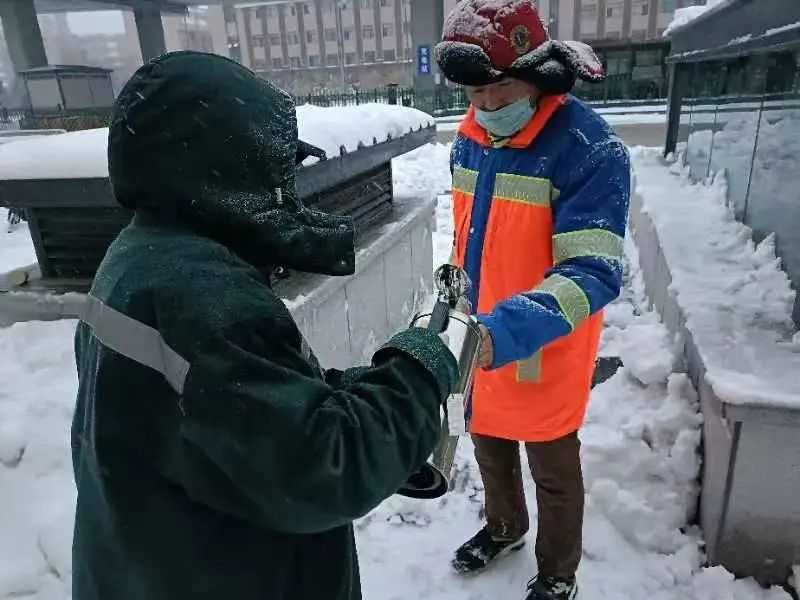 风雪中，地铁车站请环卫工人进站喝杯热水