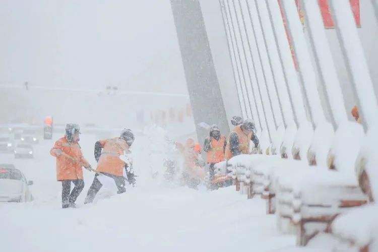 我市环卫及各部门单位集中开展清雪工作