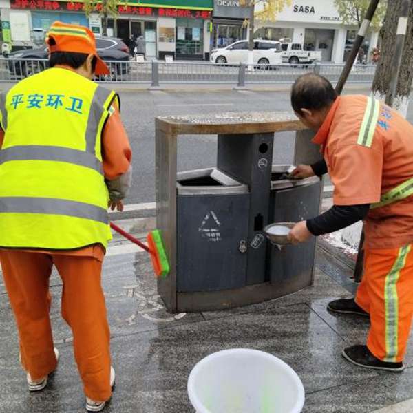 罗江区环卫所开展道路设施“本色行动”