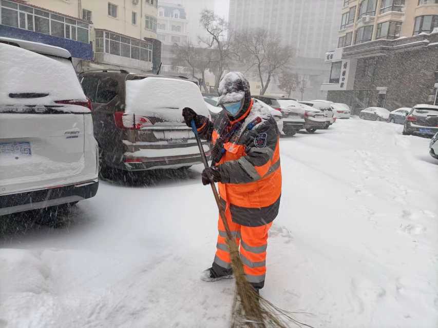 屹立风雪中 | 保障市民出行 环卫工人24小时循环清雪