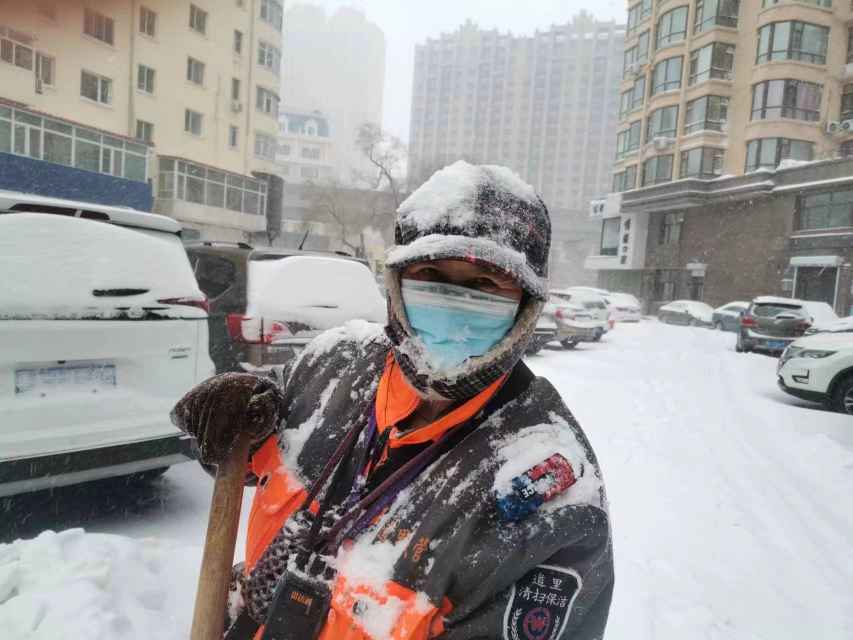 屹立风雪中 | 保障市民出行 环卫工人24小时循环清雪