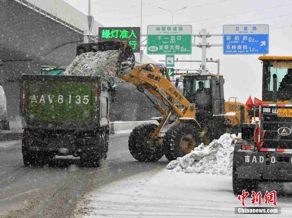 长春连续降雪 逾1.6万环卫工人全力清雪