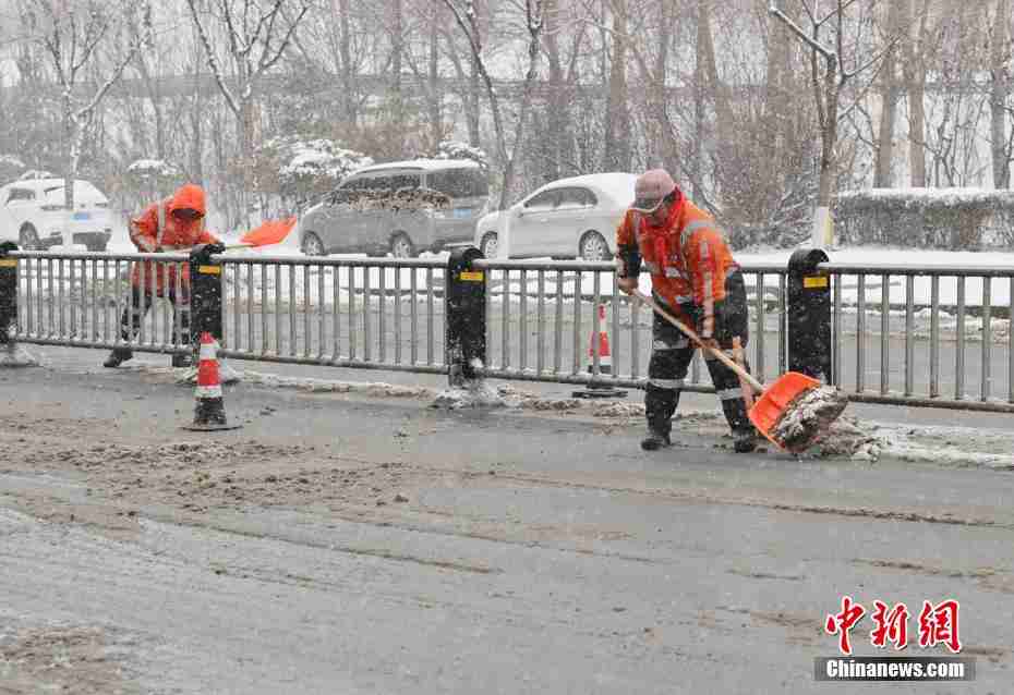 长春连续降雪 逾1.6万环卫工人全力清雪