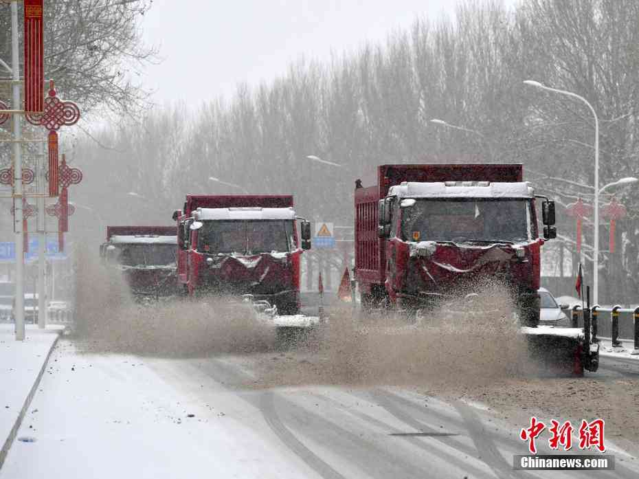 长春连续降雪 逾1.6万环卫工人全力清雪