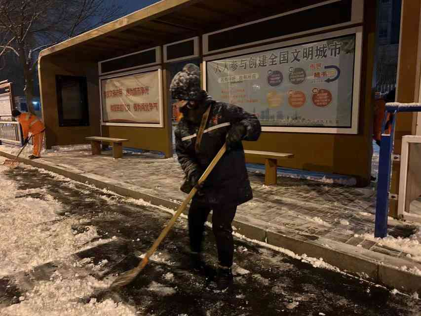 衡水：环卫部门迅速行动 全力清雪保畅通