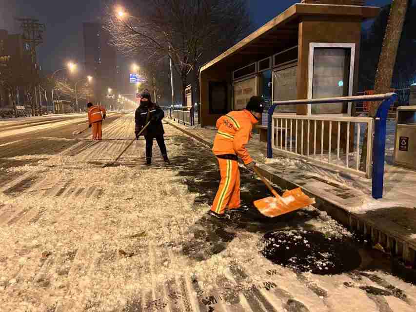 衡水：环卫部门迅速行动 全力清雪保畅通