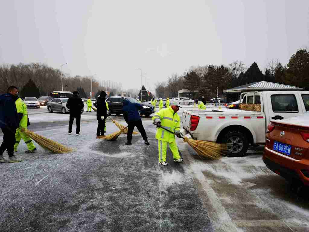 降雪天气来袭 环卫工人全力清雪保畅通