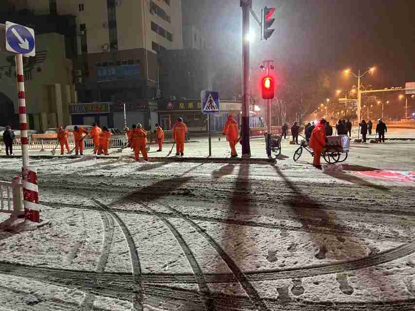 衡水：环卫部门迅速行动 全力清雪保畅通