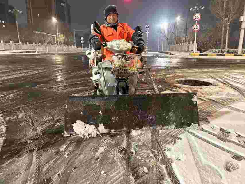 衡水：环卫部门迅速行动 全力清雪保畅通