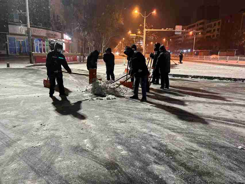 衡水：环卫部门迅速行动 全力清雪保畅通