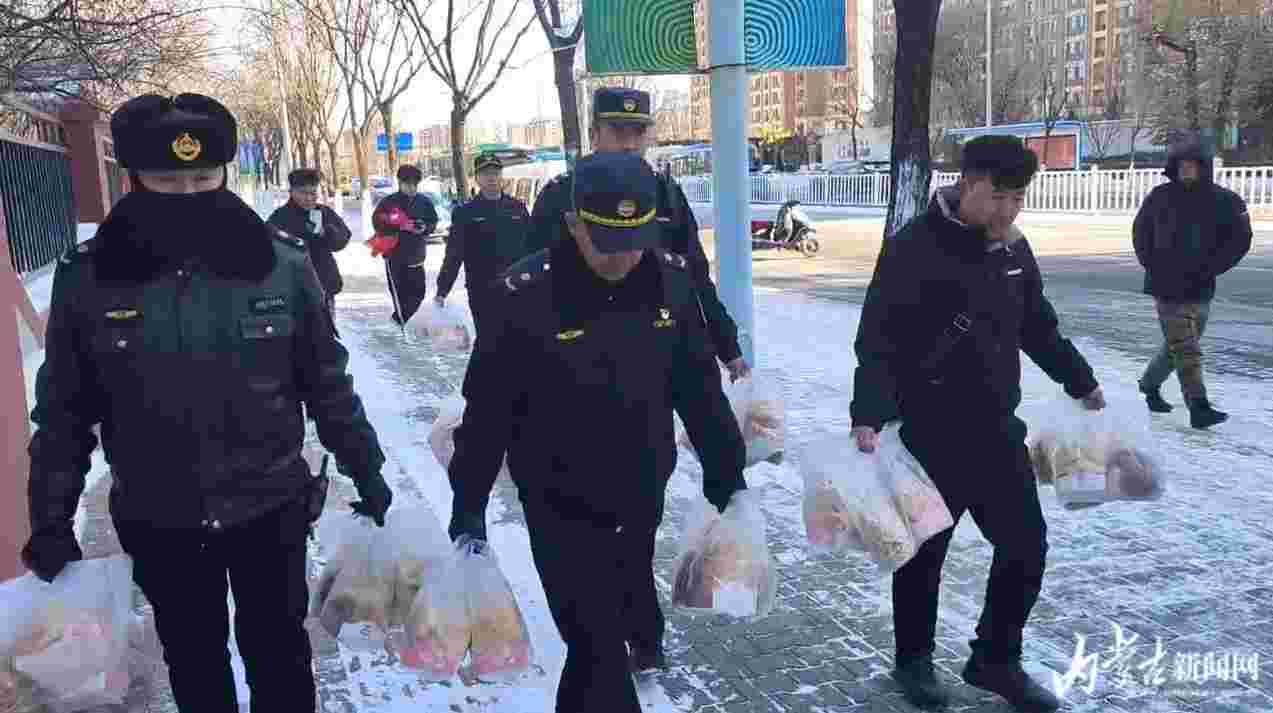 爱心商家为清雪一线环卫工人送去糕点