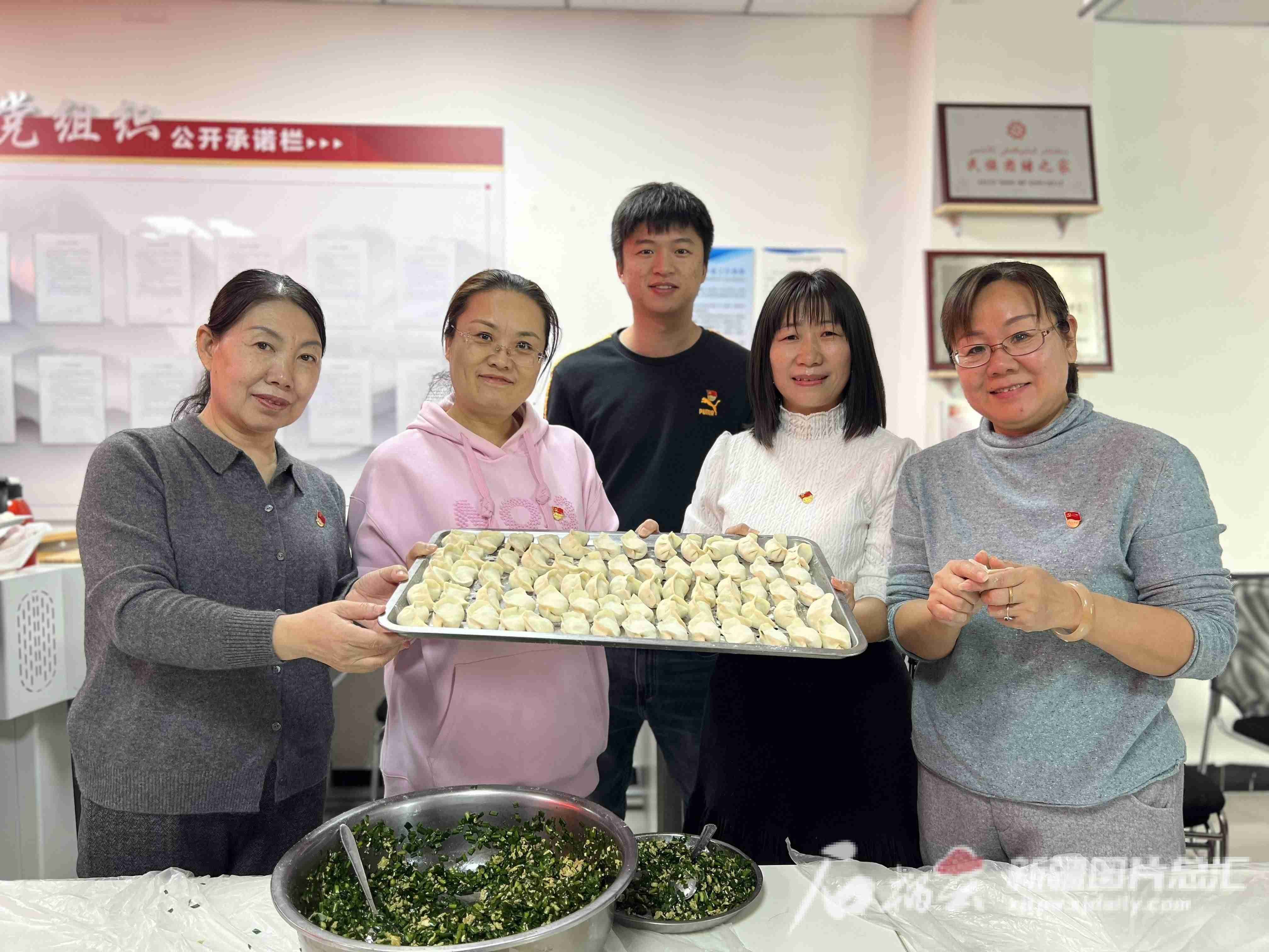 寒潮来袭 暖心行动丨这盘热腾腾的饺子暖了环卫工的心