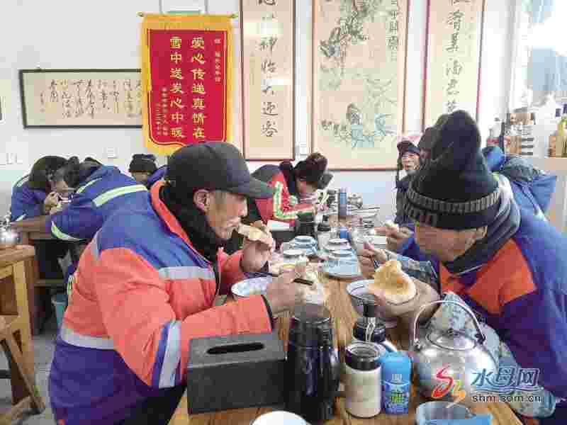 弘扬社会主义核心价值观|爱心餐馆为环卫工人提供免费早餐