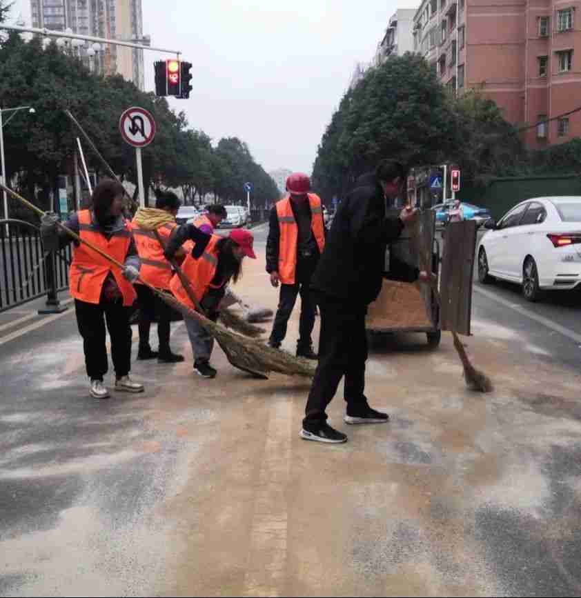 西秀城管：胶水污染路面 环卫突击整治