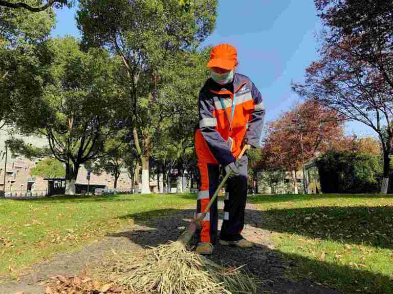 宁波鄞州：环卫工人定制工牌智能上线