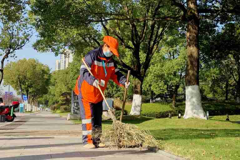 宁波鄞州：环卫工人定制工牌智能上线