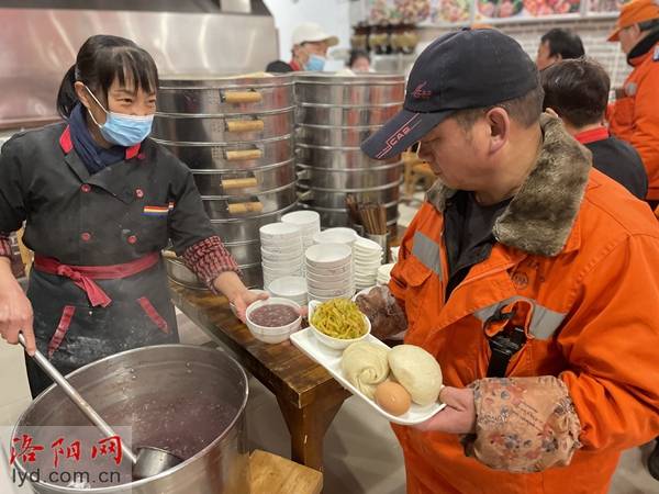 粥甜心暖！洛阳城管部门请全市环卫工人喝腊八粥