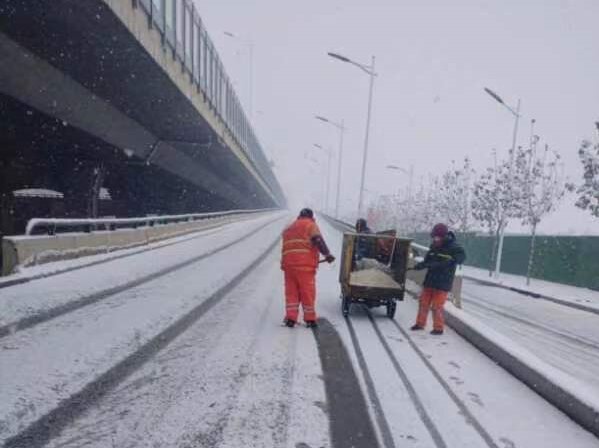 保定：龙年伊始瑞雪再来 城管环卫系统全力清雪保路畅