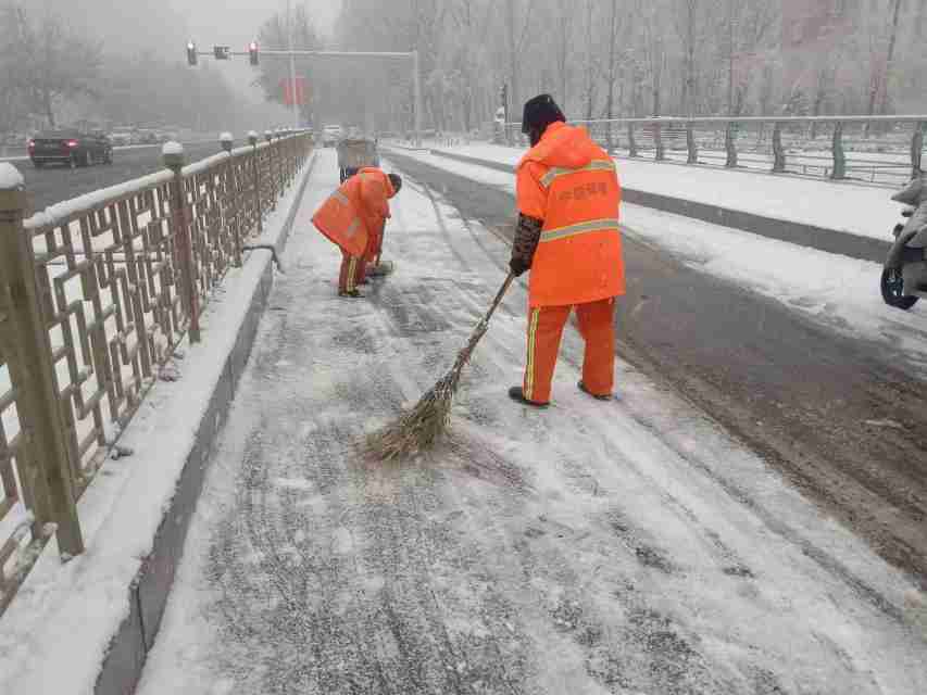 保定：龙年伊始瑞雪再来 城管环卫系统全力清雪保路畅